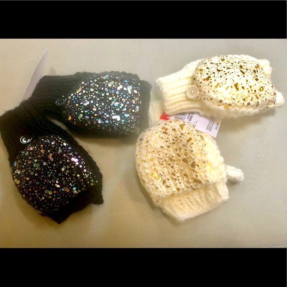 NWT knitted mittens than can be opened midway